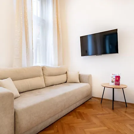 Premium Lily Budapest