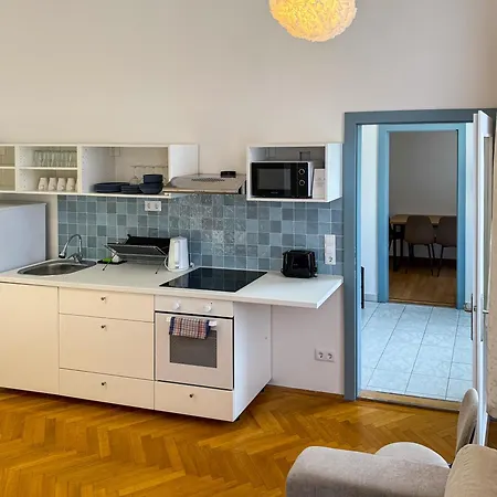 Premium Lily Budapest